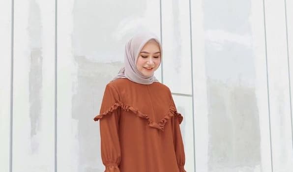 Perpaduan Jilbab Warna Abu Abu dan Baju Warna Terakota