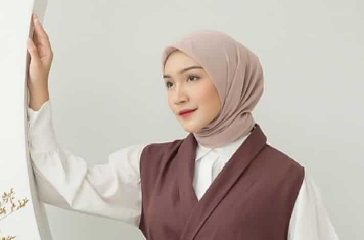 Perpaduan Jilbab Warna Beige dan Baju Warna Terakota