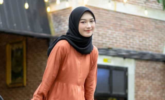 Perpaduan Jilbab Warna Hitam dan Baju Warna Terakota