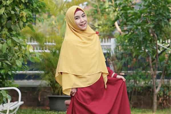 Perpaduan Jilbab Warna Kuning dan Baju Warna Terakota