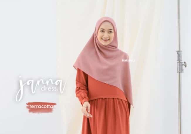 Perpaduan Jilbab Warna pink dan Baju Warna Terakota