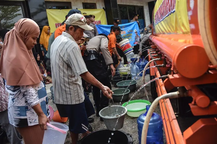 terjadinya krisis multidimensional yang melanda indonesia telah mengakibatkan